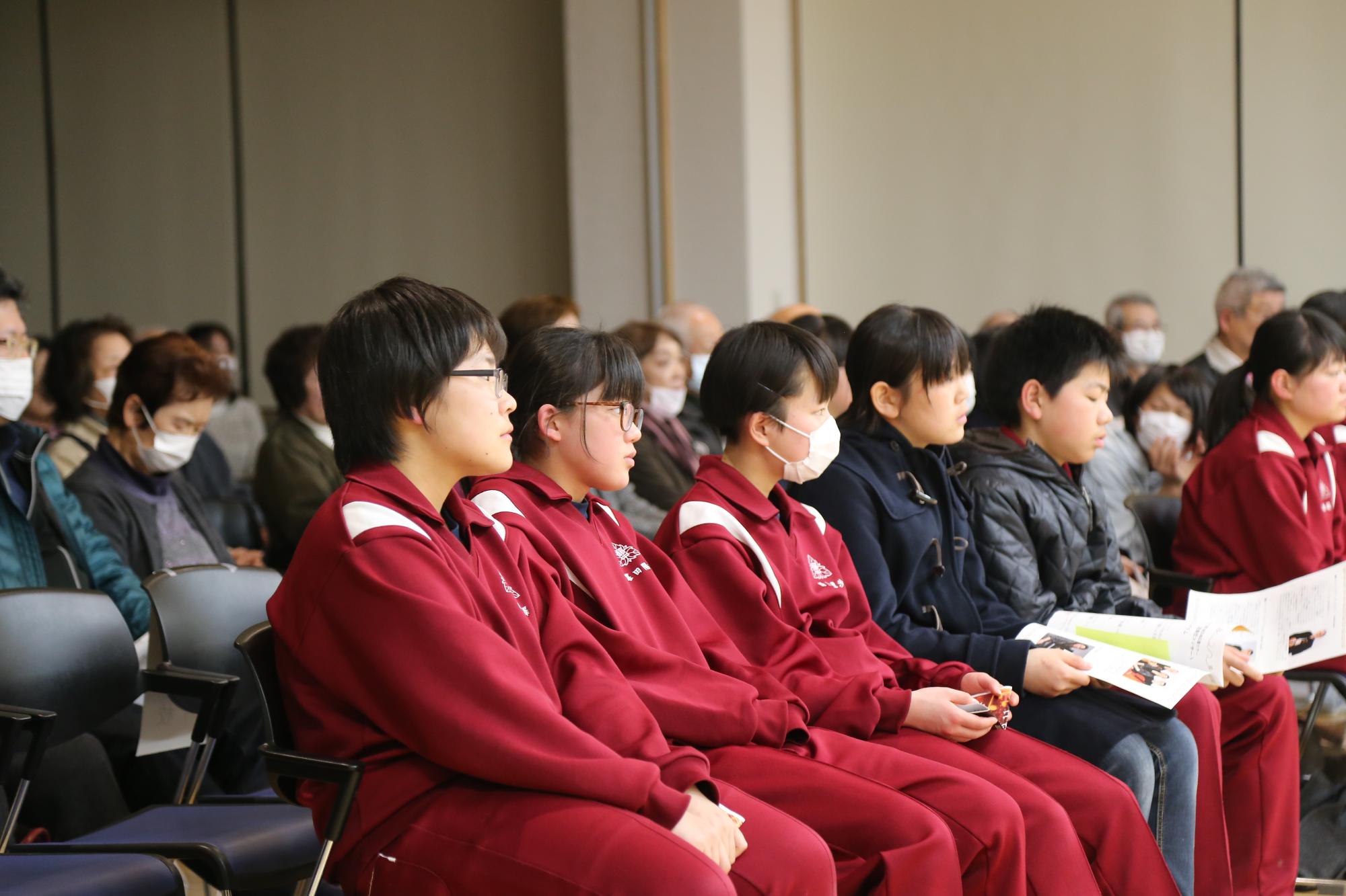 音楽に聞き入る観客