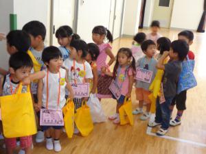 ゲーム屋さんに並んでいる子供たちの様子の写真