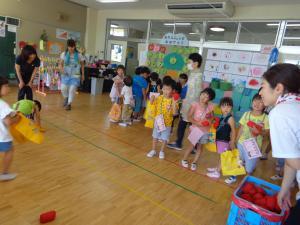 的当てを楽しんでいる子供たちの様子の写真