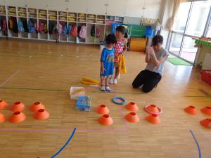 輪投げをしている子供の写真