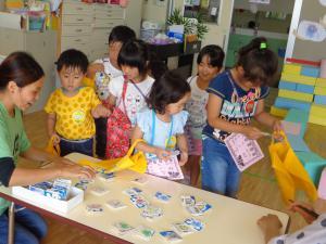 年長児が作ったおもちゃ(ぴょんぴょんがえる)をゲットしている子供たちの写真