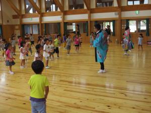 よさこい踊りを先生と一緒に踊っている子供達の写真