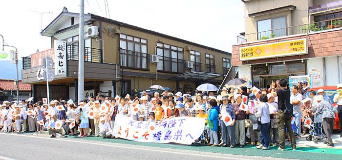 天皇皇后両陛下を奉迎する町民の方々の写真