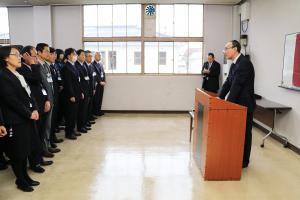 平成29年仕事始めの式にて町職員の前で訓示を読み上げる町長の写真