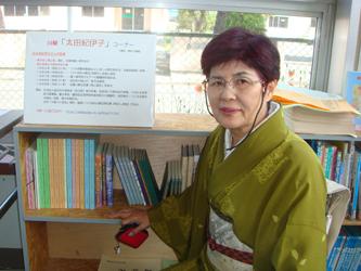 桑折公民館内の「太田紀伊子川柳コーナー」での太田紀伊子さんの写真