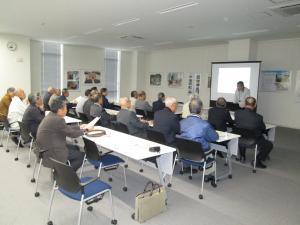 町民会議役員が、遠隔技術開発センターの概要の説明を受けている様子の写真