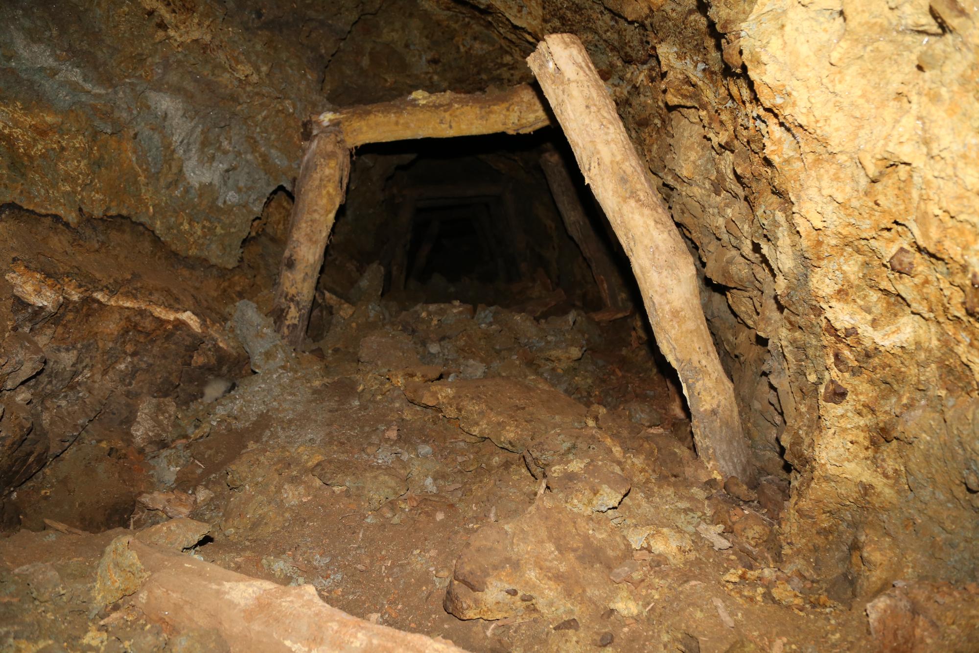 半田銀山中鋪坑内