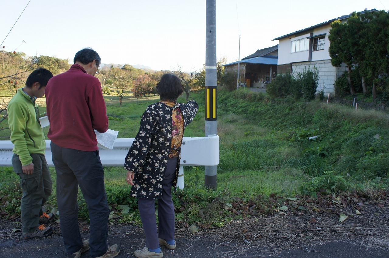 地元のお母さんに西根堰を訪ねている写真