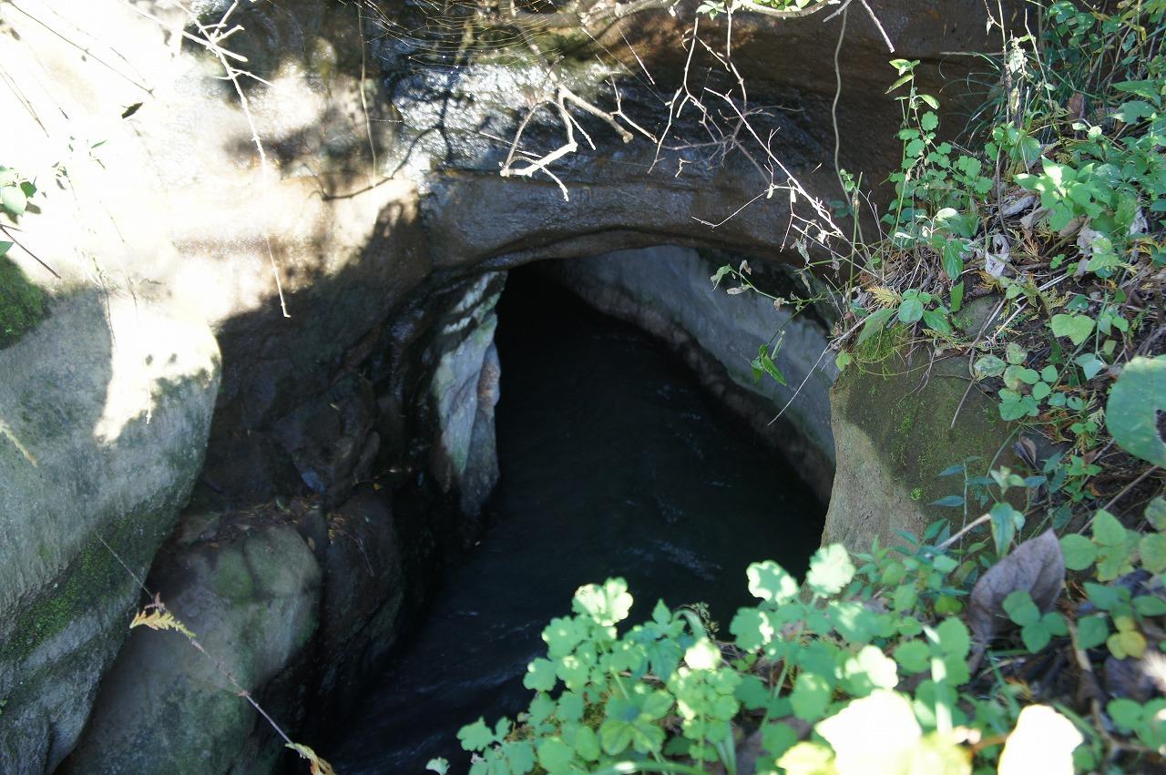 素掘りの隧道の写真