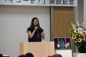 綾さんの講演の様子の写真
