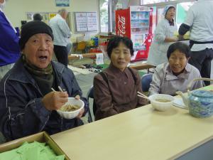 試食のそばを頂いている来場者たちの写真