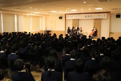 醸芳小学校の生徒たちがクラシックを鑑賞している様子の写真