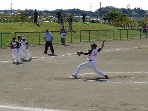 先発の羽根田投手の投球の様子の写真