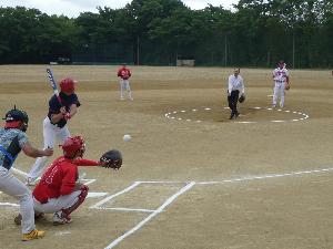 町長の始球式の写真