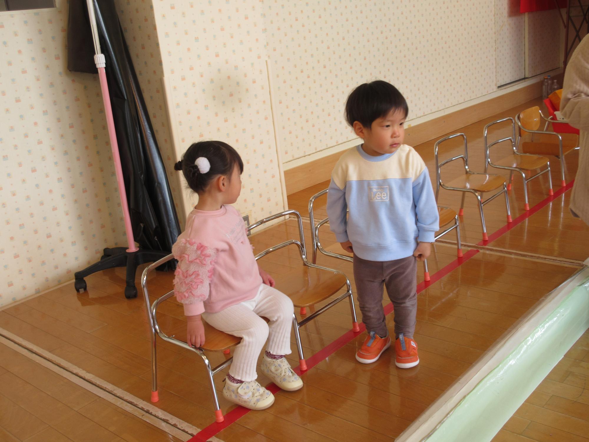 白く
