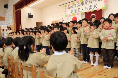 幼稚園のお兄さん、お姉さんが歌を歌っている写真