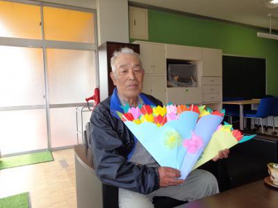 手作りの花束を佐藤金市さんへ贈り、記念写真