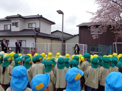 醸芳幼稚園の園児全員が挨拶を聞いている写真