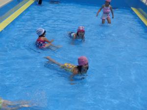 プール遊びを楽しんでいる園児たちの写真