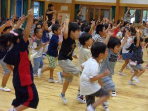 園児たちが楽しそうに踊っている写真