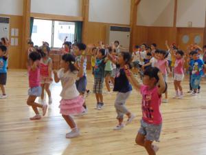 よさこい踊りを踊っている子供達の写真