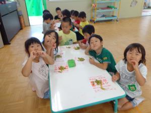 園児たちが自分たちで育てた枝豆を食べている写真