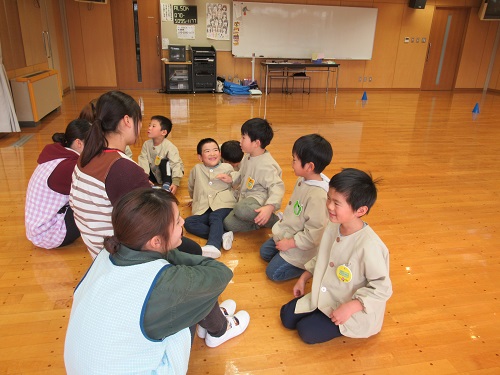 11月29日年長らっこ組が桜の聖母学院短期大学の学生と交流しました