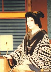 歌舞伎の女形の恰好をした尾上梅之助さんの写真