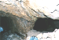 坑道の所どころに横穴がたくさんあり、横穴の先が暗くて見えない写真