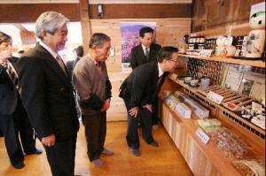 桑折御蔵に来場し、商品を眺める福島県知事の写真