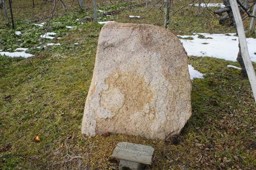 一本石を正面から写した写真