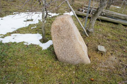 一本石を横から写した写真3.