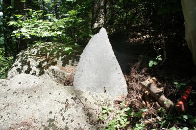 賽之河原地蔵と彫ってある石塔の写真