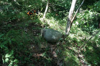 石塔が倒れている写真