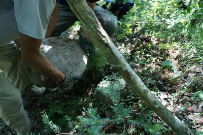 石塔をおこそうとしている写真