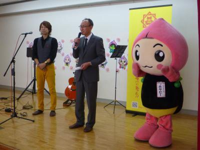 舞台上に立つホタピー