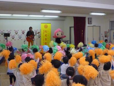 ハッピーホタピーソングに合わせて踊る児童たち