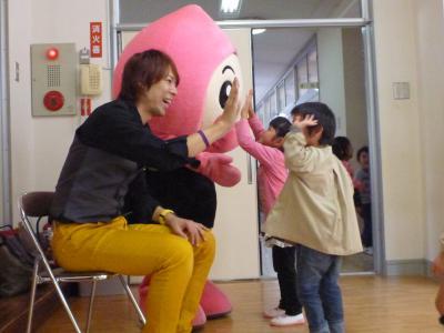 子どもたちとハイタッチする松尾貴臣さん