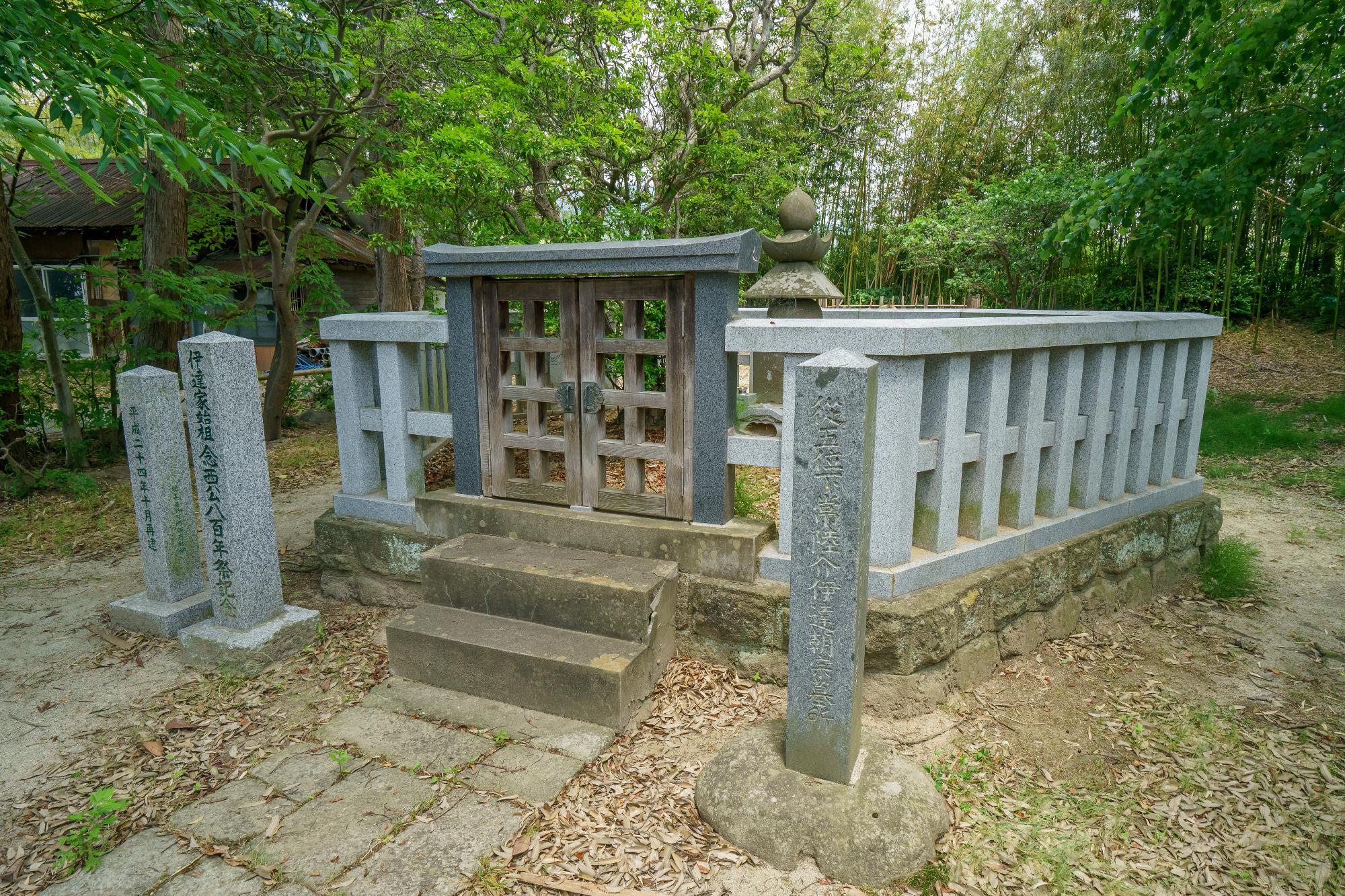 伊達朝宗の墓の写真