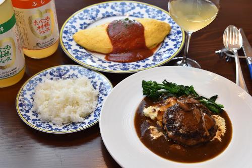 オムライスとライスとハンバーグの画像