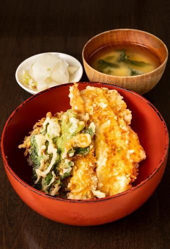 天丼とお味噌汁とお漬物