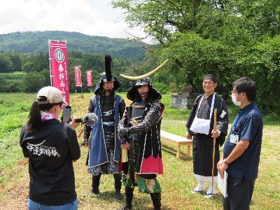 町学芸員から桑折西山城の説明を受ける