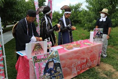南さんから桃の美味しい食べ方のレクチャーを受ける