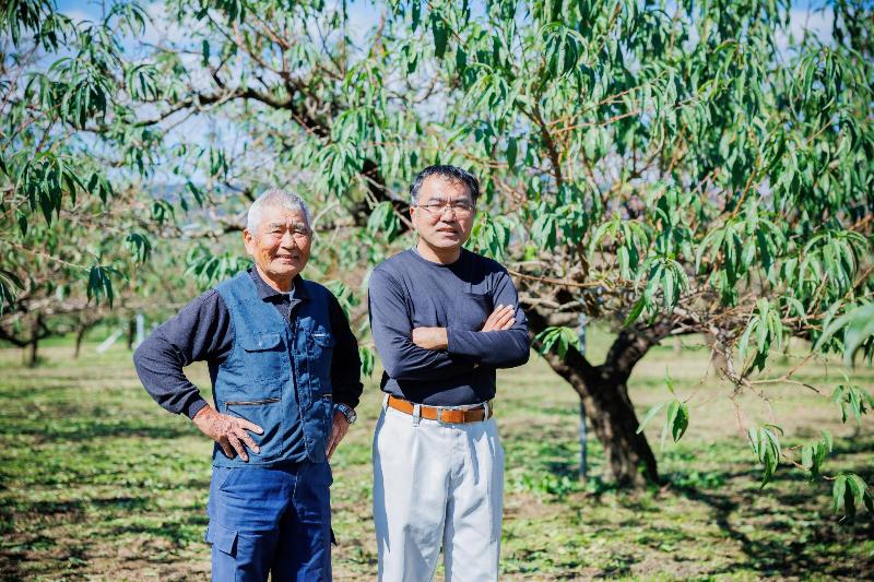 友佑さん(左)と息子の佑宏さん(右)