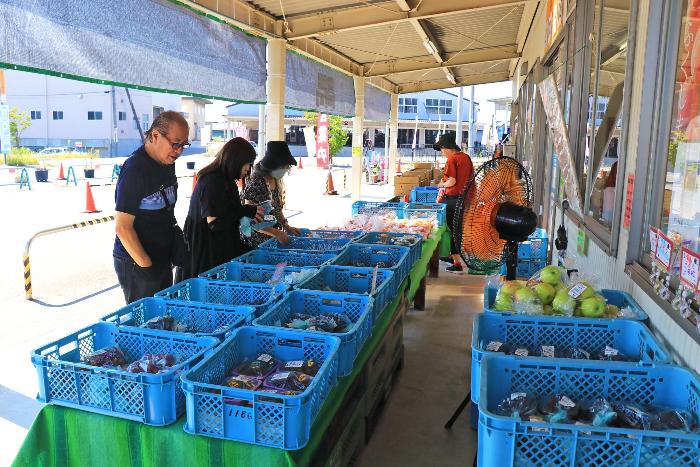 野菜を選んでいるお客様の様子