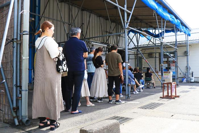 列に並んでいる人の写真