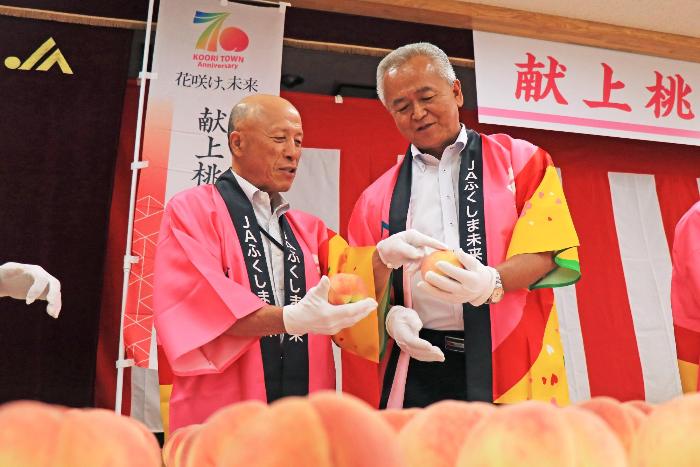 献上桃選果式の様子1