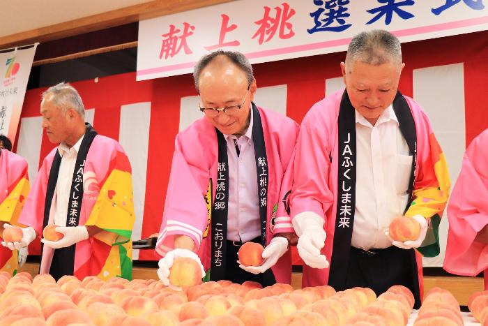献上桃選果式の様子2