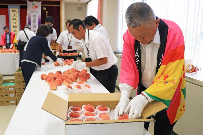 献上桃選果式の様子4