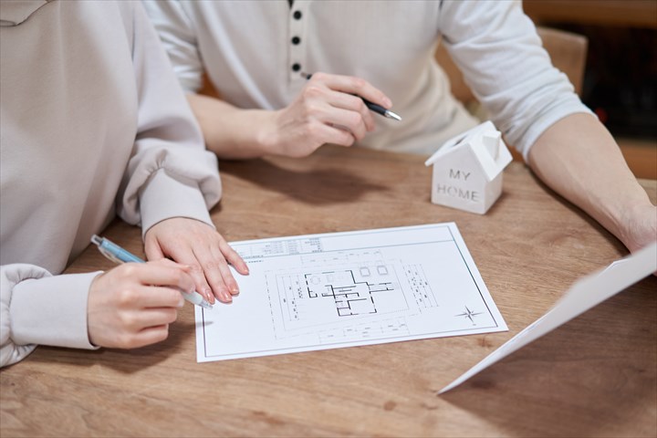 家を建てるのを計画する様子
